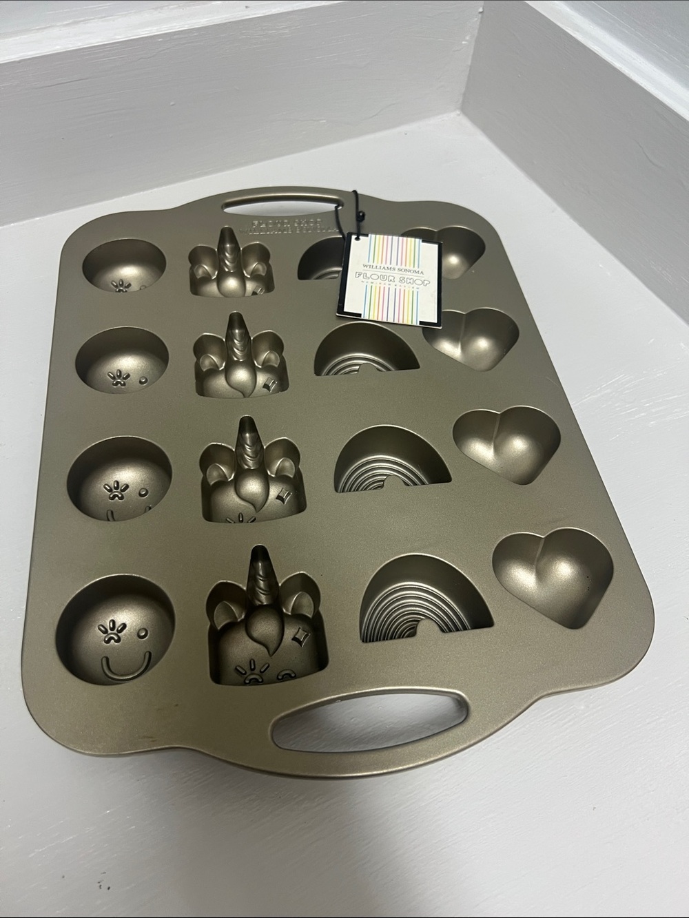 New William Sonoma unicorns, 🦄 rainbow 🌈 heart 💜 smiley face 😊 baking mold pan